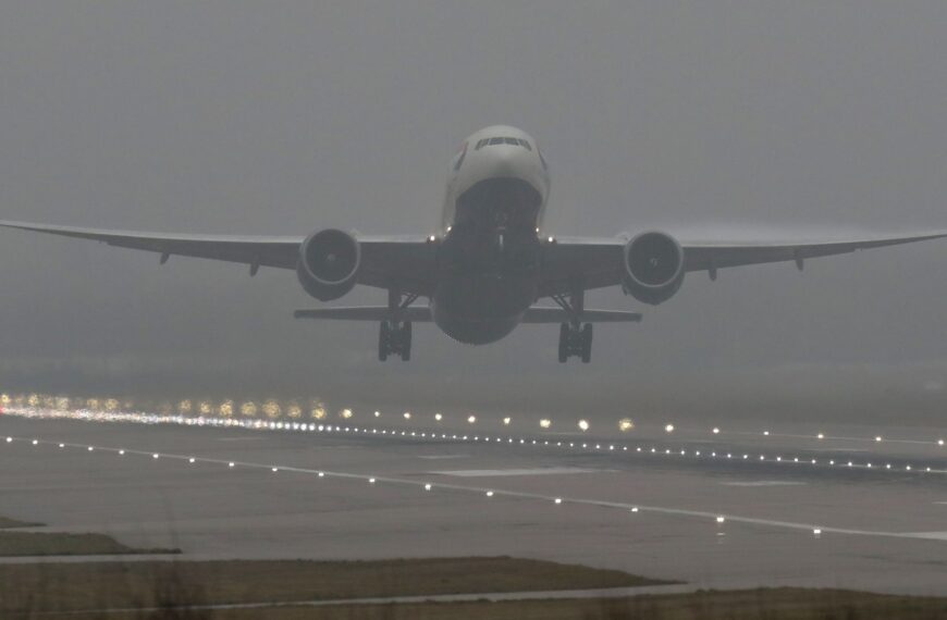 UK weather: Potential flight delays and cancellations after Met Office issues fog warning