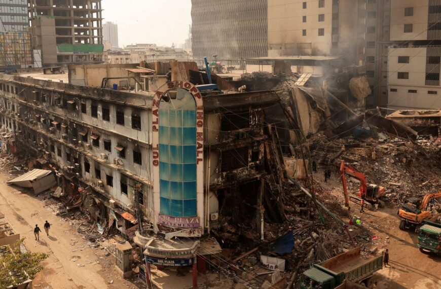 67 people killed in Pakistan shopping centre fire