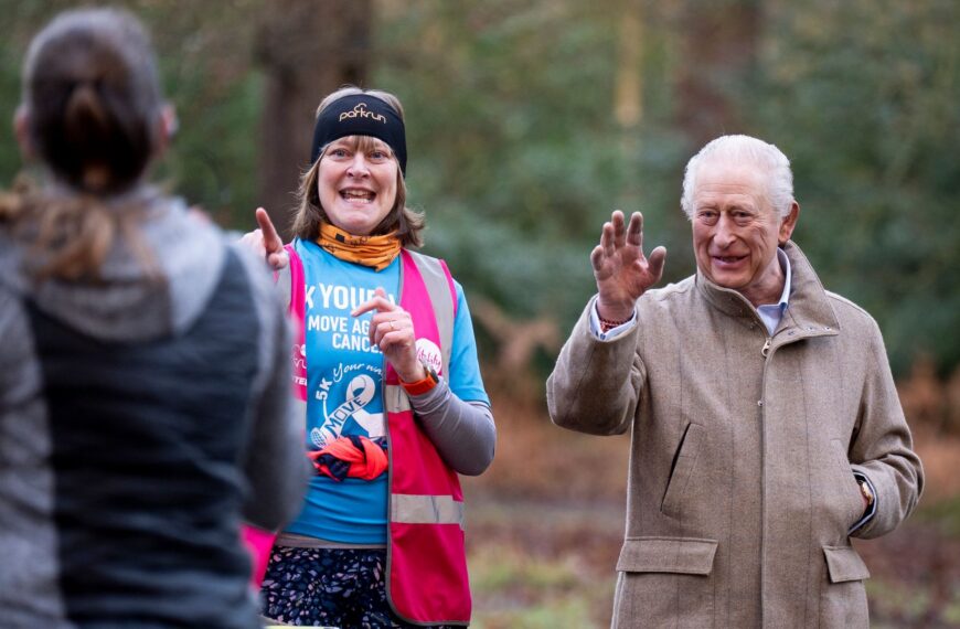 The King greets joggers in surprise appearance at cancer charity parkrun