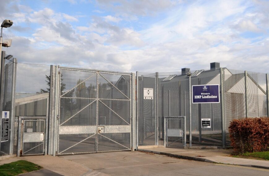 Prison officer told inmate ‘I’m literally praying to have your babies’, court hears