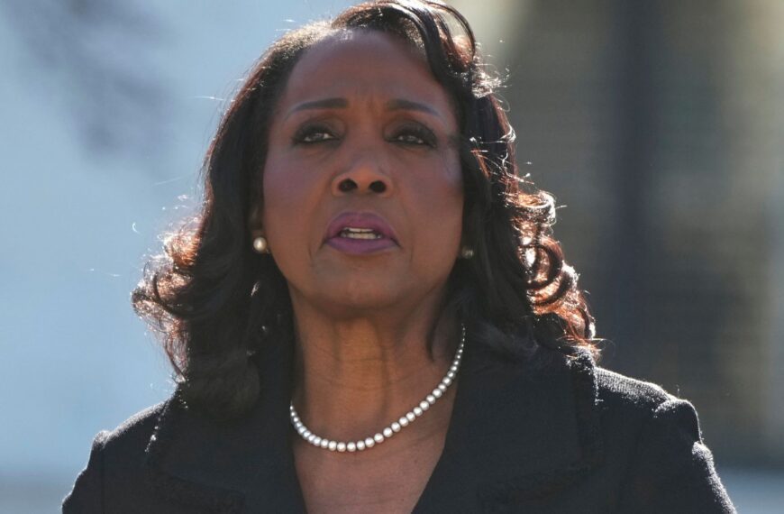 Trump suffers Supreme Court setback in bid to fire Fed governor