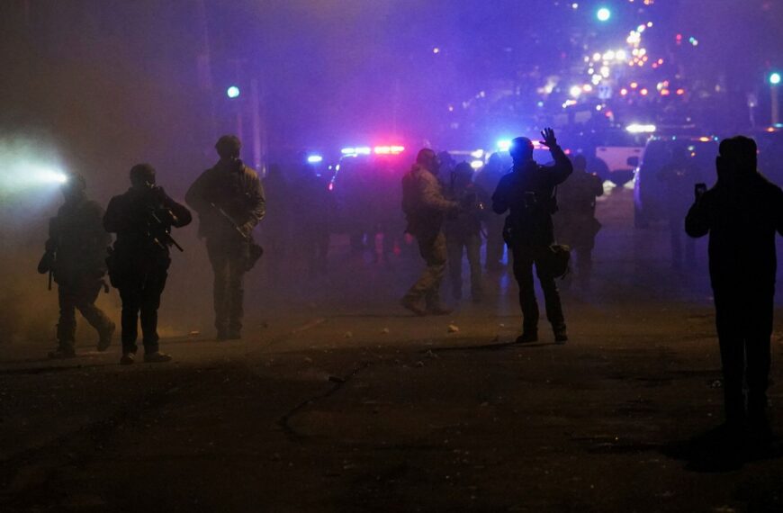 Minneapolis: Clashes in US city after second ICE shooting in space of week