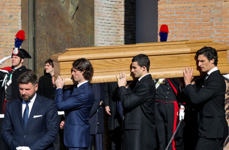 Stars of fashion and film say farewell to Italy’s haute couture ’emperor’ Valentino