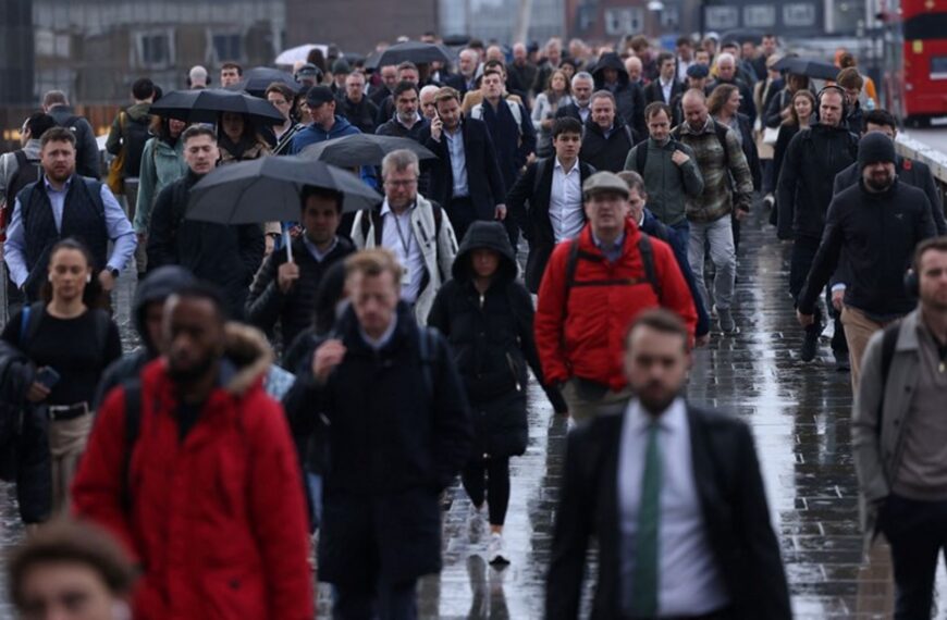 Private sector wage rises drop to a five year low