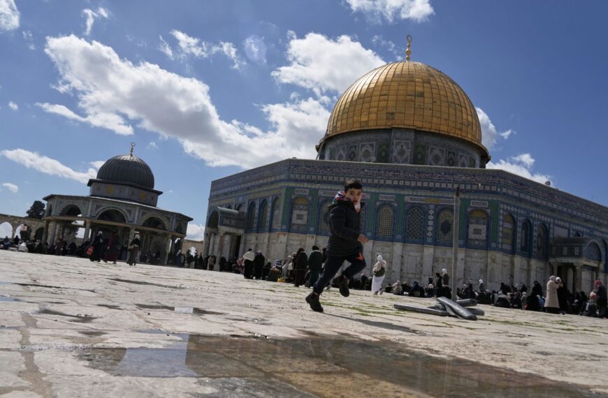 UK issues travel warning as Middle East crisis worsens