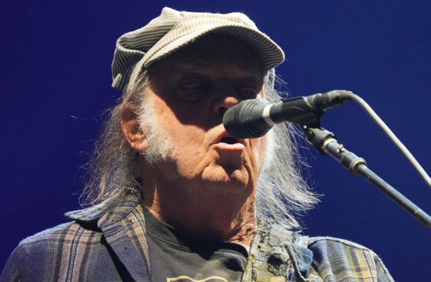 Singer Neil Young cancels tour of UK and other Europe dates