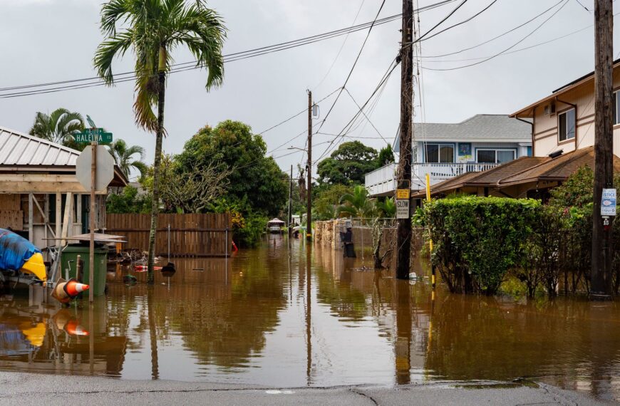 Hawaii suffers worst flooding in 20 years as residents told to ‘LEAVE NOW’