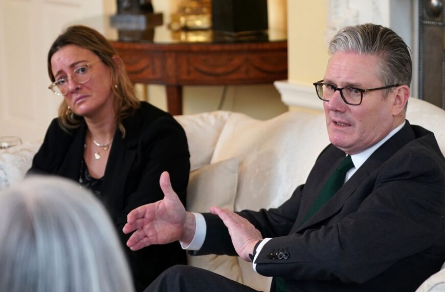 Rethink plans for jury trials, thousands of lawyers tell Starmer