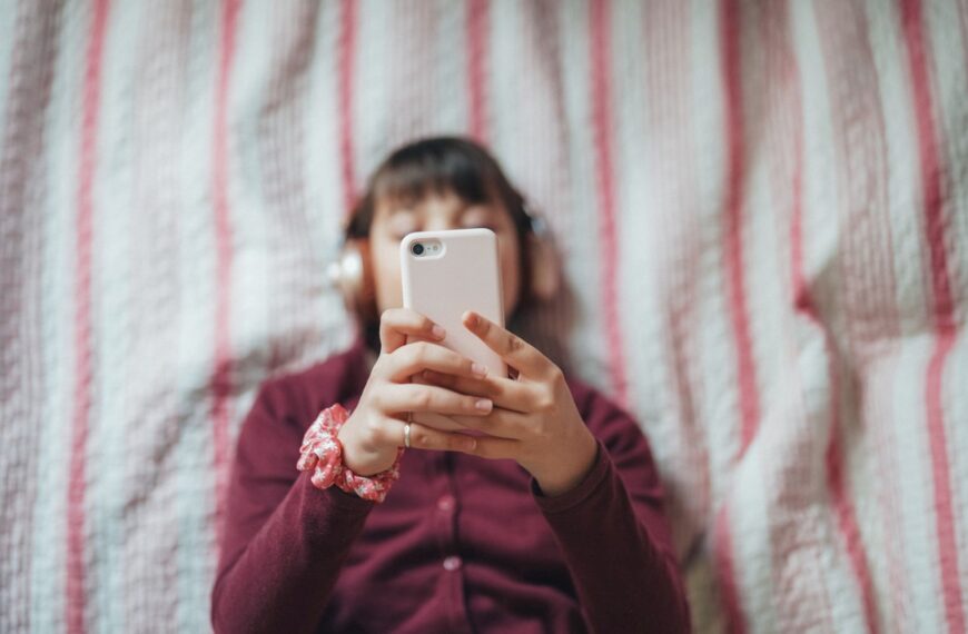 Hundreds of teenagers to be banned from using social media for trial period