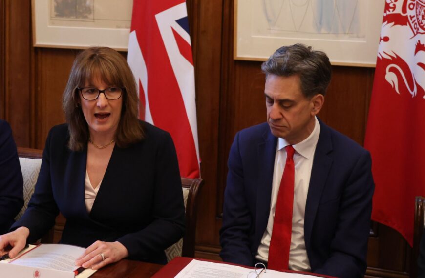 Ministers warn petrol retailers over prices in meeting