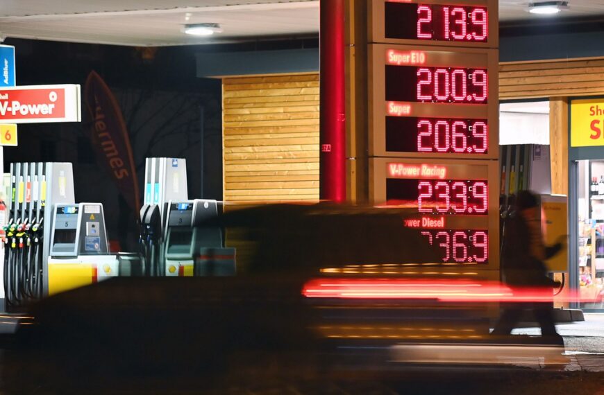 US central bank predicts inflation rise from Iran war as oil prices surge again